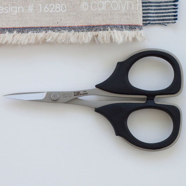 close up of Kai 7100 Scissors