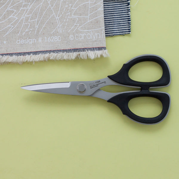 Kai mid-size scissor on a yellow background