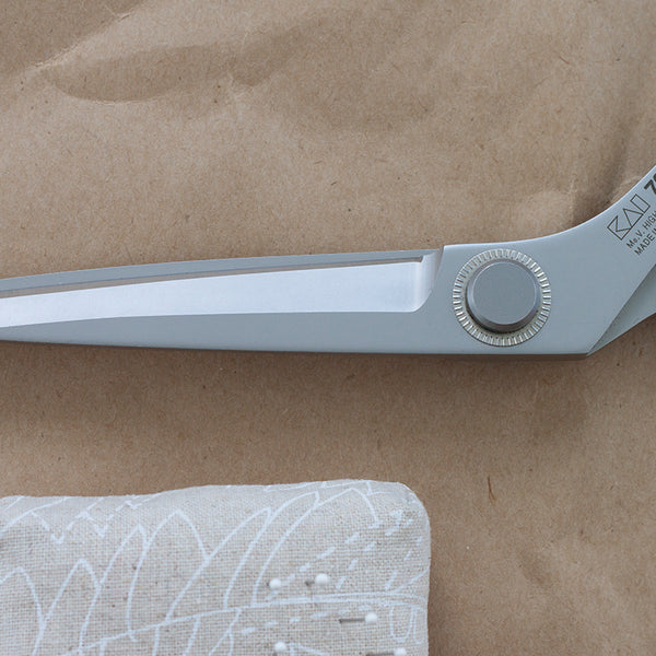 close up of the Kai 7230 Scissor blades