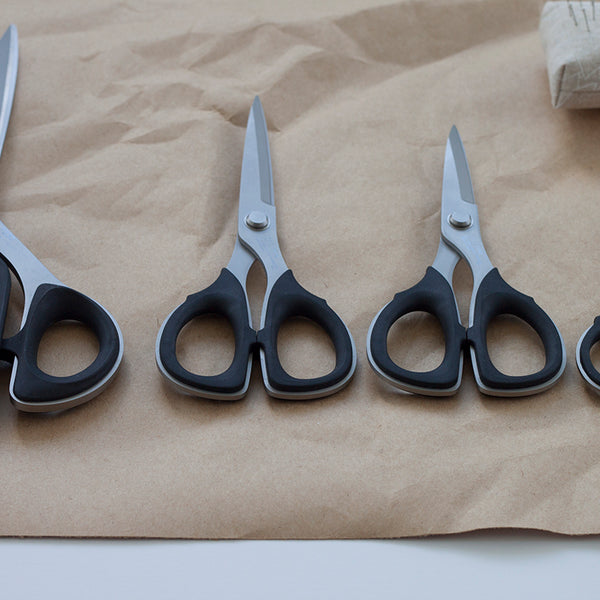 Kai 7000 series scissors lined up from the side